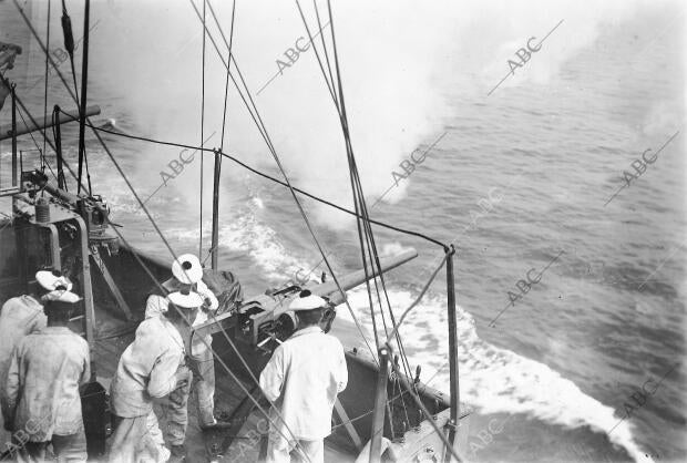 Artilleros Disparando un cañón revólver A bordo de un crucero durante uno de los...