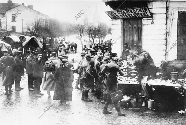 Soldados de infantería Tomando té en un puesto al aire libre de una población de...