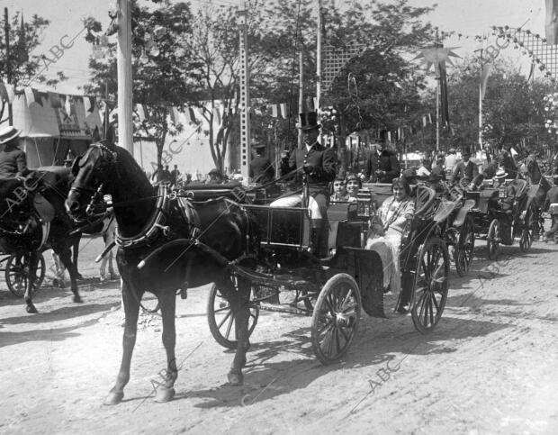 Aspecto del paseo de coches de caballos en el Prado de San Sebastián el primer...