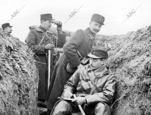 Oficiales Belgas Observando desde una trinchera los Movimientos del Enemigo, los...