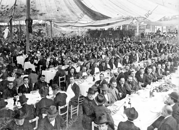 Aspecto de las Mesas del banquete con que Fue Obsequiado el Conde de Romanones...