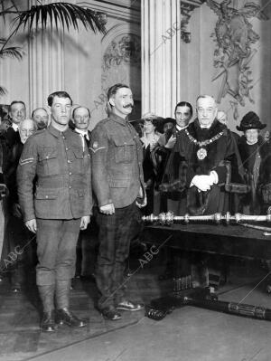 El lord mayor de Londres con los dos Músicos del regimiento de Lanceros y del...