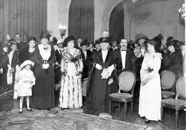 S. A. R. la Infanta doña Isabel (I) con Algunos de los Concurrentes al concierto...