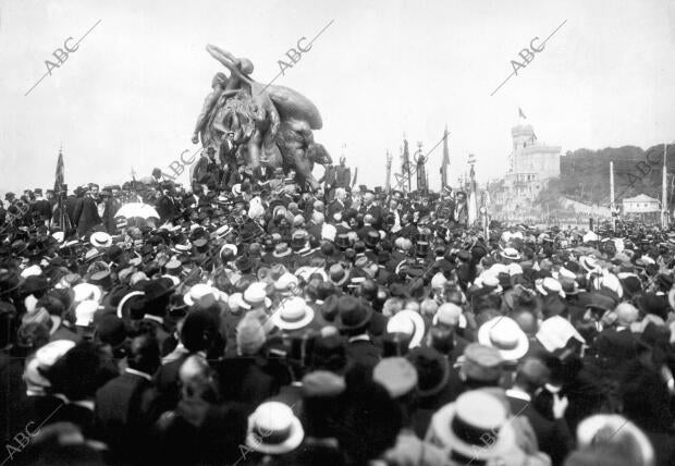 El poeta D'Annunzio (X) Pronunciando un discurso en la ceremonia inaugural