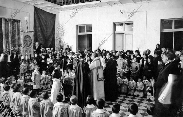 El obispo de la diócesis Bendiciendo el edificio donado por el banquero Sr. Gari...