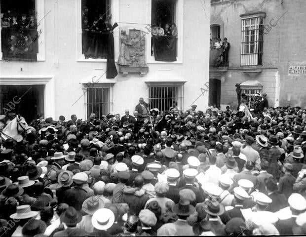 Homenaje A los Hermanos Álvarez quintero en Utrera - descubrimiento de placa...