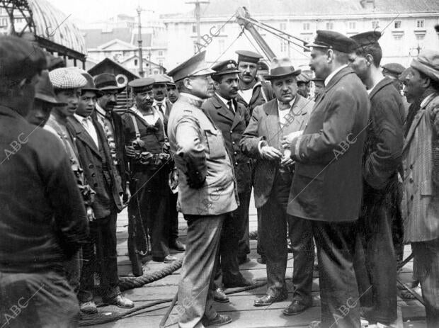 La junta Revolucionaria Disponiéndose A embarcar en el Crucero 