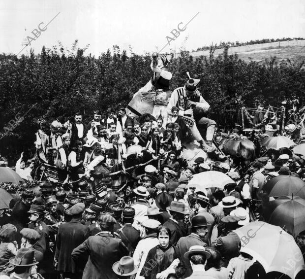 Llegada A la Florida, con su Carroza, de la Colonia Asturiana que Organizó la...