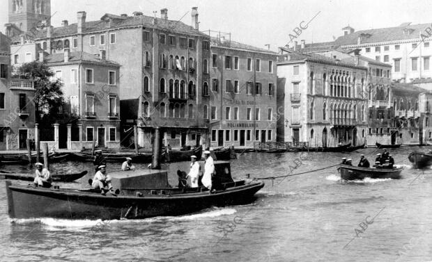 Embarcaciones Menores de los Buques de Guerra Italianos Navegando por el gran...