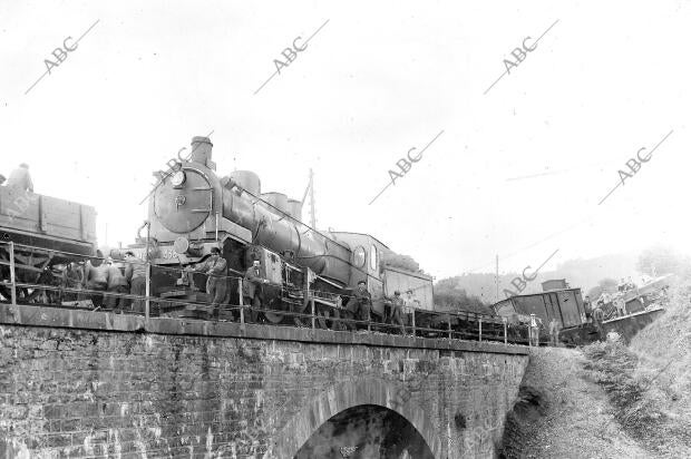 Estado en que Quedó el tren recientemente Descarrilado sobre el puente de Yarza,...