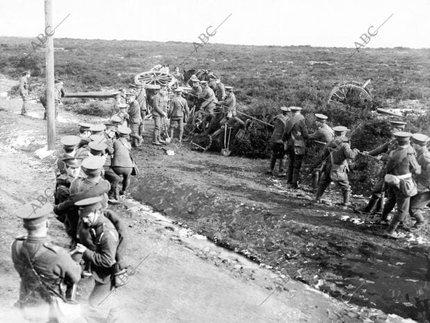 Soldados de artillería Ocupados en levantar un cañón caído durante una marcha