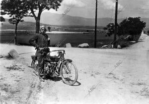 José Bonet, con "Motosacoche", ganador del primer premio en la categoría de...