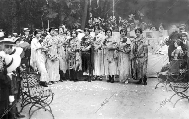 Un grupo de Lindas Señoritas Vendedoras en el festival celebrado ayer tarde A...