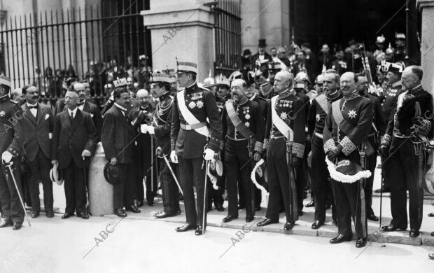 S. A. R. el infante D. Alfonso y el gobierno al salir de los Funerales...