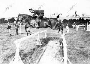 D. Miguel de Buerba, jinete en el caballo "valija", en el salto de entrerría de...