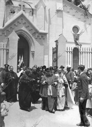 El obispo de Madrid-Alcalá, Sr. Salvador y Barrera, al salir del templo después...