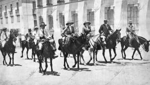 Ss. Mm. y acompañamiento al emprender una excursión Campestre, Montados en los...