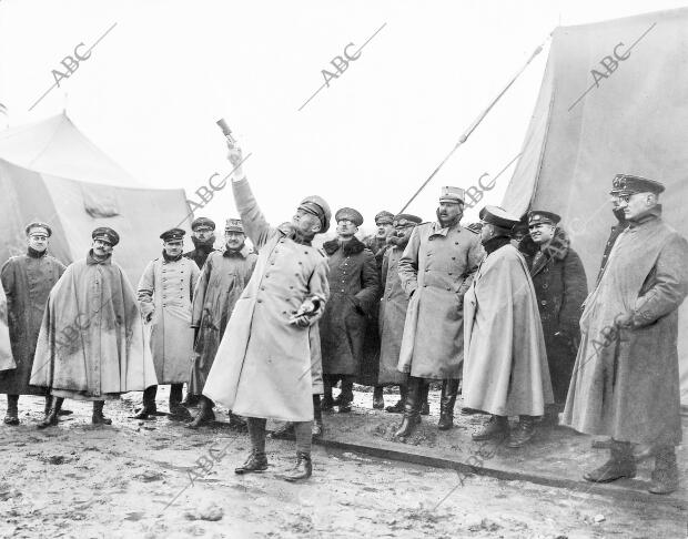 Un oficial alemán Mostrando A los Agregados Militares Extranjeros en Suwalki el...