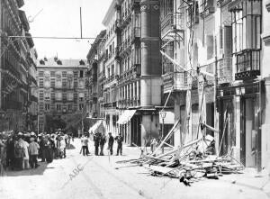 Estado en que Quedó el andamio cuyo hundimiento en la calle de duque de Aranda...