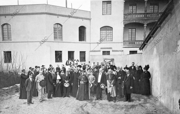 Monseñor Ragonesi (X), acompañado del obispo de la diócesis Visitando el...