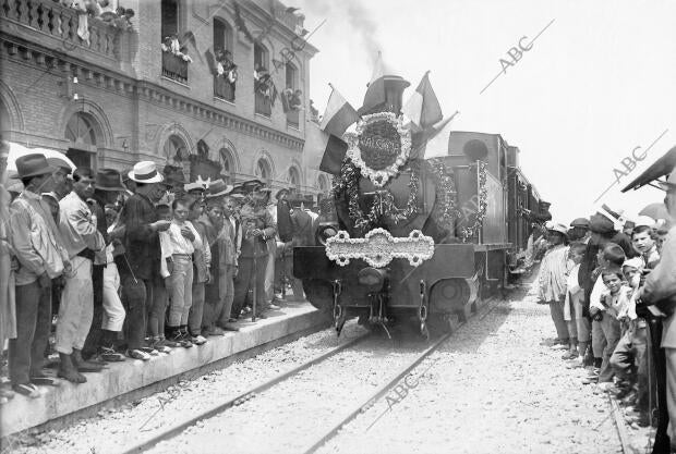 Llegada del primer tren de la línea de Valencia