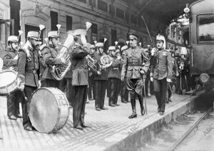 S. M. D. Alfonso Xiii, A su Llegada A san Sebastián, Revistando la compañía que...