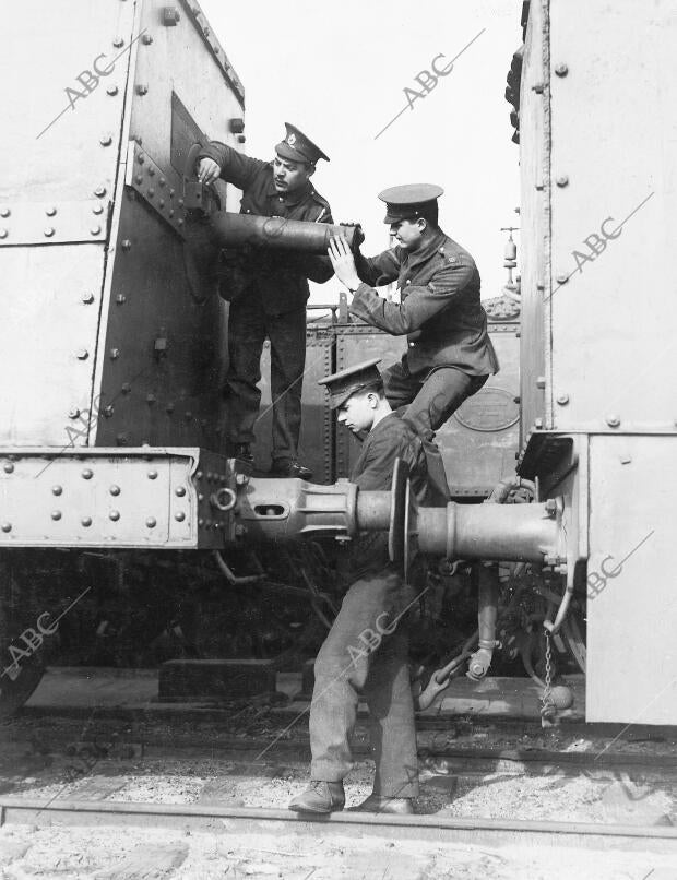 Después de un combate en Francia - examen de las Averías Sufridas en un tren...