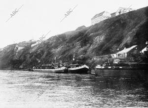 Barcos Hospitales en el río Vístula, desde el cual son Trasportados los Heridos...