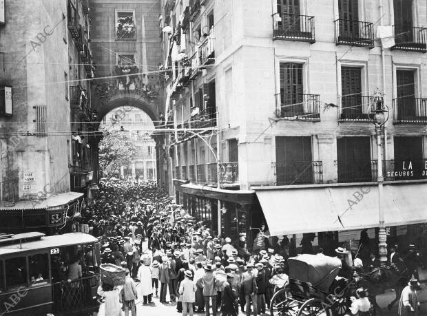 Calle y arco del siete de julio a la llegada de los milicianos nacionales