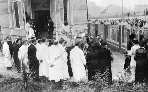 S. M. la Reina (X) al llegar al sanatorio antituberculoso de Ledo, en Bilbao