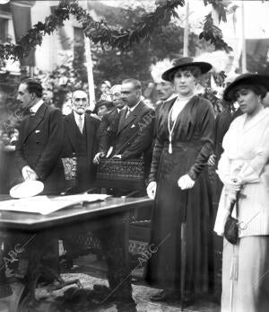 Ss. Mm. con la Princesa de Salm-Salm, en la ceremonia de colocación de la...