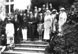 Ss. Mm. y Aa. en la escalinata del palacio de la marquesa de Manzanedo, en...