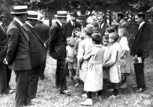 El jefe del Gobierno, Sr. Dato (X), Visitando A los Niños de la Colonia escolar...