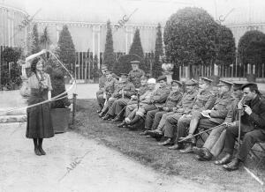 Miss Elsie Janis Realizando Notables Ejercicios de lazo ante un grupo de...