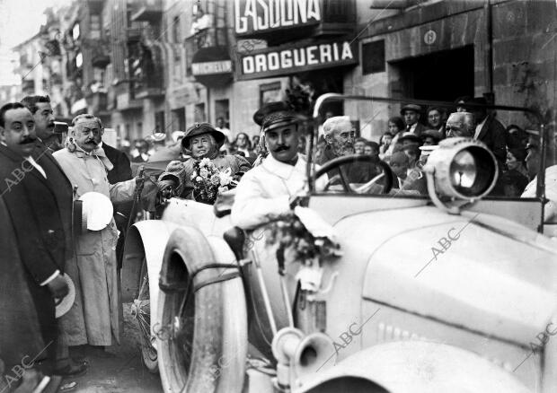 Llegada de S. A. la Infanta doña Isabel A Torrelavega en su automóvil...