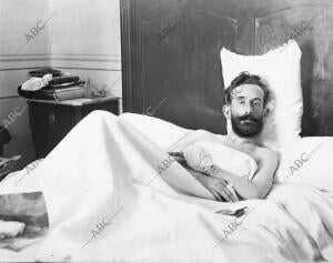 José Manuel de Puelles, postrado en la cama víctima de sus experimentos de...