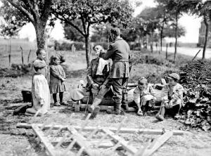 Una escena Pintoresca y con Público: la barbería militar al aire Libre