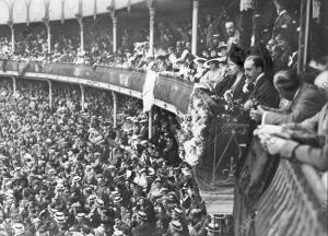 Ss. Mm. los Reyes don Alfonso Xiii y doña victoria Eugenia (X), en la plaza de...