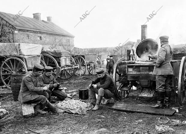 Grupo de Soldados Preparando el rancho en un pueblo Ocupado de la Polonia Rusa