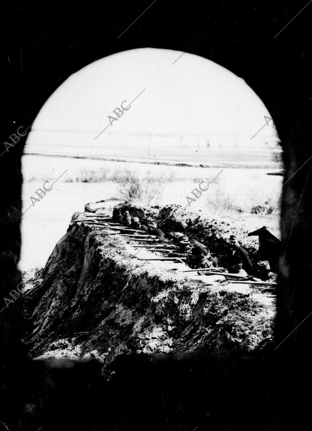 Una trinchera Fotografiada desde las Ruinas de una casa Próxima en territorio...