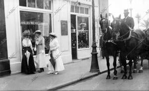 Ss.Mm. doña victoria y doña María Cristina, con la Princesa de Salm-Salm,...