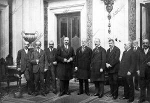 El gobernador Civil, Sr. Sanz y Escartin (1), con el nuevo Alcalde, Sr. prado y...