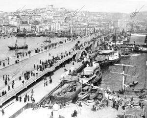 El famoso puente de Galata, en Constantinopla, del cual se Dice ha Sido...