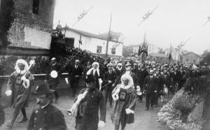 Ss. Mm. Dirigiéndose A visitar la fábrica de Armas de Guernica durante la...