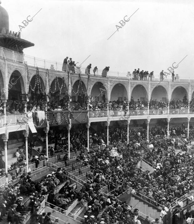 Aspecto del palacio regio y de los Tendidos y Gradas Inmediatos al comenzar la...