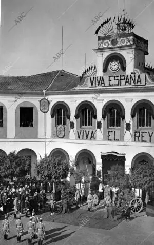 S.M. el Rey Oyendo la misa de campaña Celebrada en el patio de la academia de...