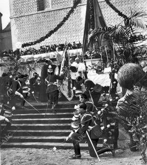 El obispo de Sion Bendiciendo la bandera regalada por S. M. la Reina en el altar...