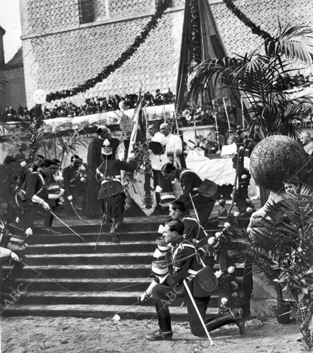 El obispo de Sion Bendiciendo la bandera regalada por S. M. la Reina en el altar...