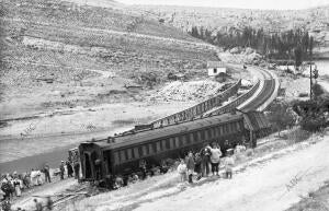 Situación en que Quedó el tren Descarrilado al caer al río la máquina y el...