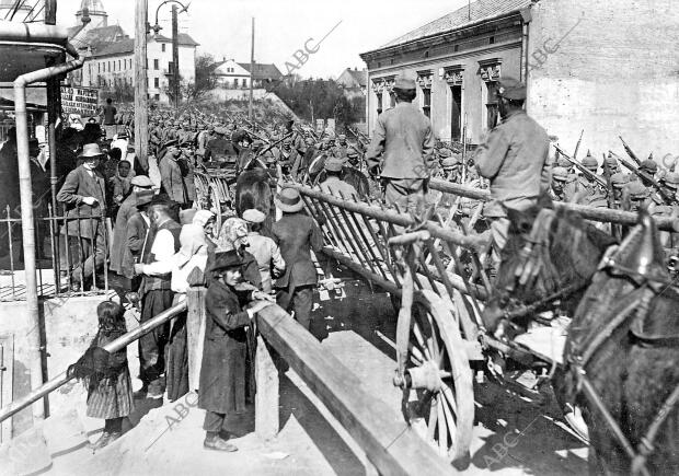 Entrada de un columna de infantería en una población de Polonia